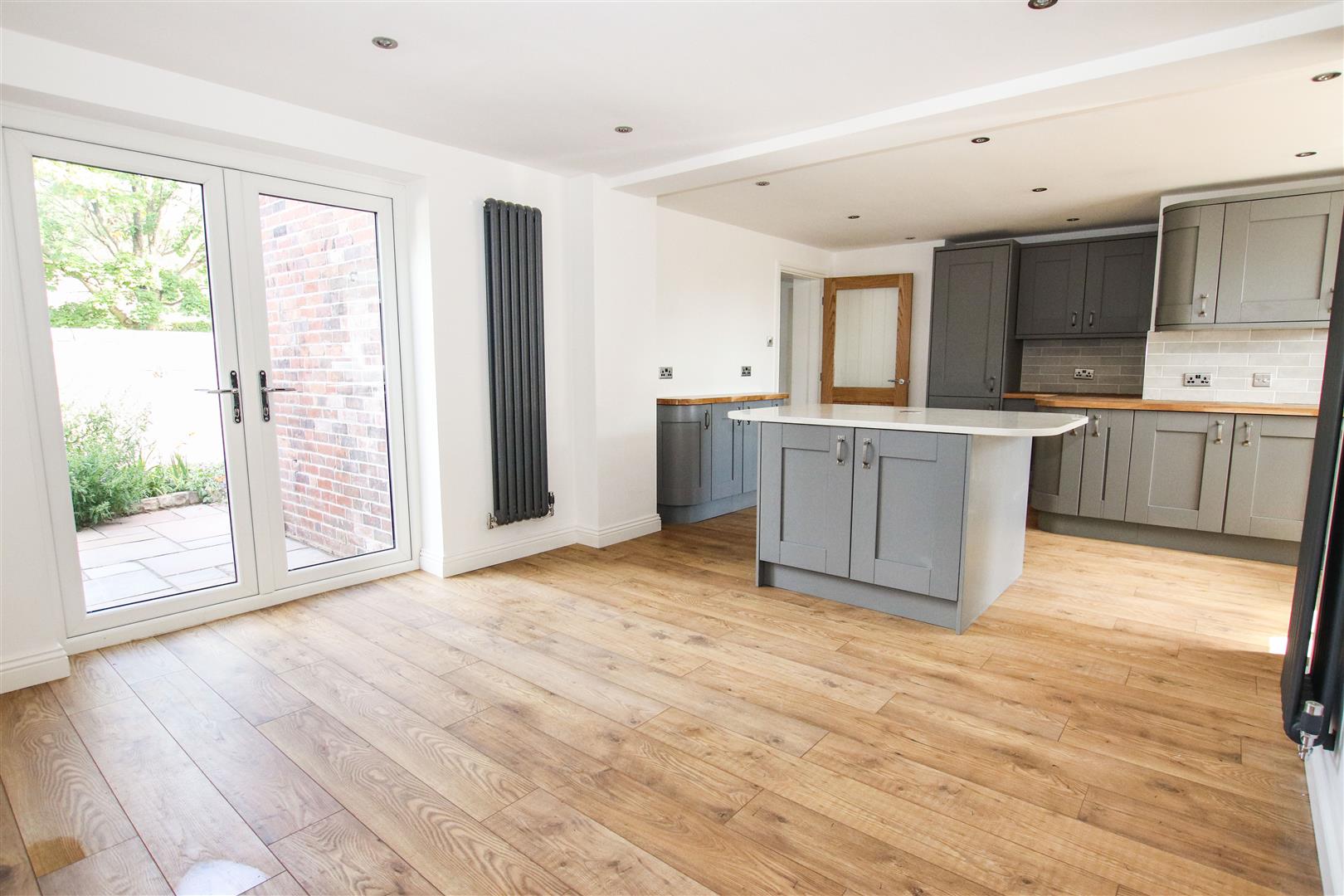 OPEN PLAN FITTED KITCHEN / DINING ROOM